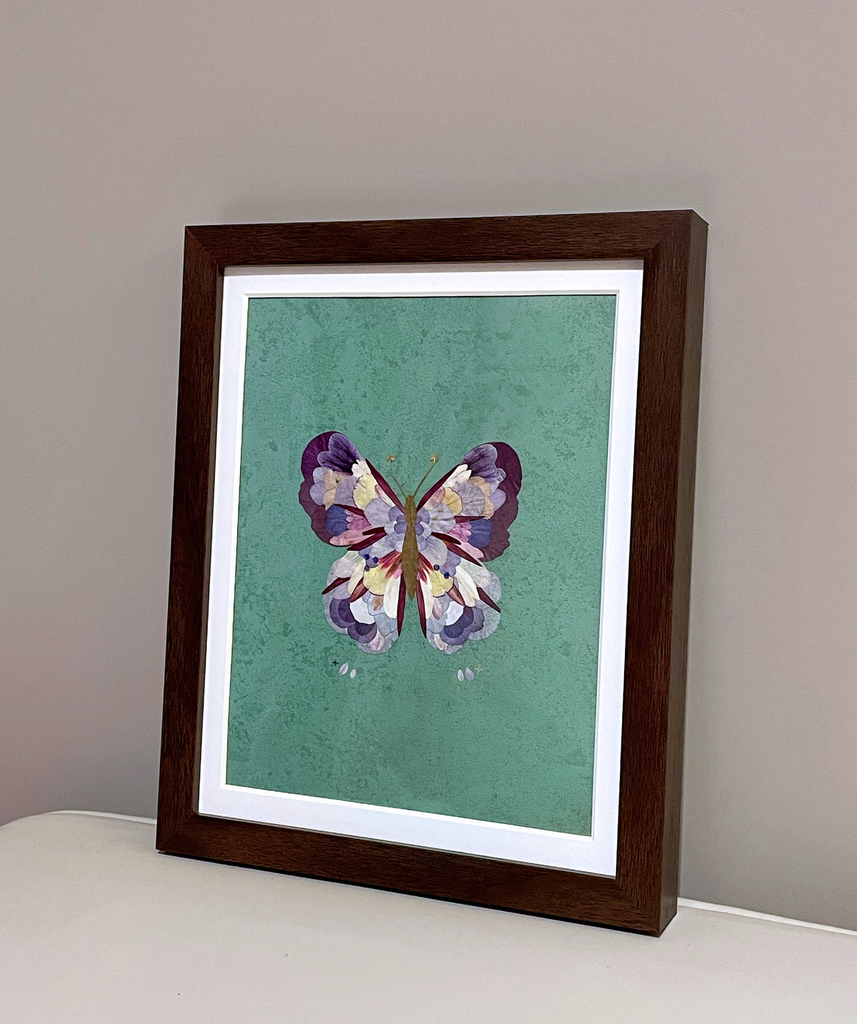 Kunstwerk aus echten Blütenblättern – Schmetterling